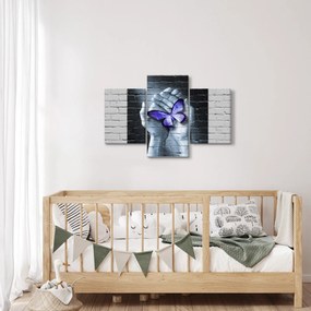 Tablou - Fluture violet pe perete (90x60 cm)