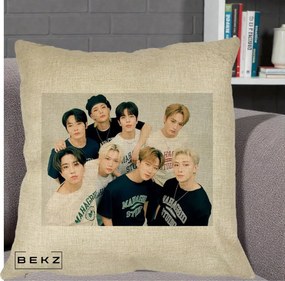 Perna Personalizata K-pop Stray Kids Foto Grup Text, 40x40 cm, Crem, Husa Detasabila, Perna Inclusa, BEKZ®