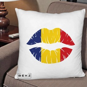 Perna Personalizata Buze Tricolor Romania, 40x40 cm, Alb Pufos, Husa Detasabila, Perna Inclusa, BEKZ®