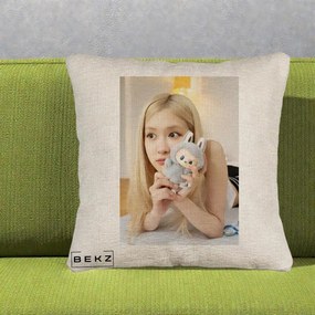 Perna Personalizata K-pop BLACKPINK Rose cu Papusa Iepure, 40x40 cm, Bej Canapea, Husa Detasabila, Perna Inclusa, BEKZ®