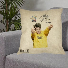 Perna Personalizata K-pop BTS RM Namjoon Hanorac Galben Autograf, 40x40 cm, Crem, Husa Detasabila, Perna Inclusa, BEKZ®