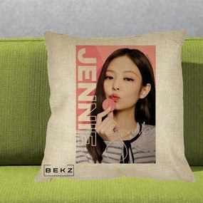 Perna Personalizata K-pop BLACKPINK Jennie cu Semnatura si Fond Roz, 40x40 cm, Crem, Husa Detasabila, Perna Inclusa, BEKZ®