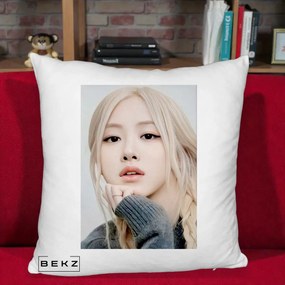 Perna Personalizata K-pop BLACKPINK Rose cu Jucarie de Plus, 40x40 cm, Alb Pufos, Husa Detasabila, Perna Inclusa, BEKZ®