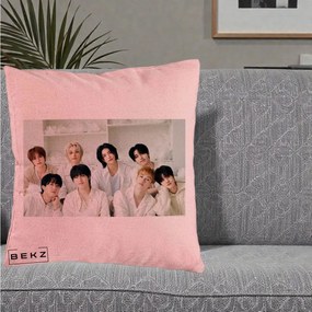 Perna Personalizata K-pop Stray Kids Foto Grup All-White Landscape, 40x40 cm, Roz, Husa Detasabila, Perna Inclusa, BEKZ®