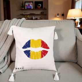 Perna Personalizata Buze Tricolor Romania, 40x40 cm, Bej cu Franjuri, Husa Detasabila, Perna Inclusa, BEKZ®