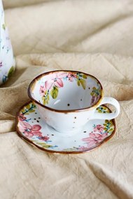 Set 4 căni cu farfurioară din ceramică artizanală albă cu motive florale roz pictate manual și margine aurie, 15×7,5 cm, "Savina"