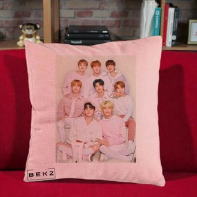 Perna Personalizata K-pop Stray Kids Foto Grup Pastel Roz-Alb cu 8 Membrii, 40x40 cm, Roz, Husa Detasabila, Perna Inclusa, BEKZ®