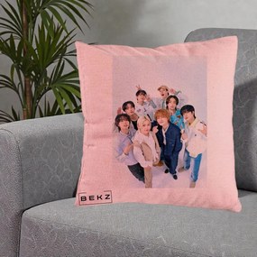 Perna Personalizata K-pop Stray Kids Foto Grup Alb cu 8 Membrii de Sus, 40x40 cm, Roz, Husa Detasabila, Perna Inclusa, BEKZ®