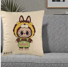 Perna Personalizata Labubu Leu Galben cu Salopeta, 40x40 cm, Bej, Husa Detasabila, Perna Inclusa, BEKZ®