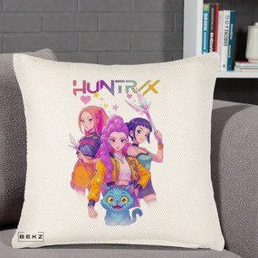 Perna Personalizata K-pop HUNTRX Trio Foto cu Pisica, 40x40 cm, Crem Reliefat, Husa Detasabila, Perna Inclusa, BEKZ®