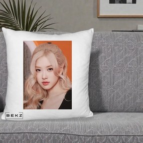 Perna Personalizata K-pop BLACKPINK cu Funda Rosie, 40x40 cm, Alb Pufos, Husa Detasabila, Perna Inclusa, BEKZ®