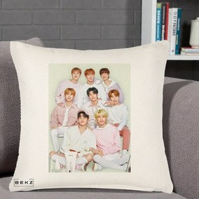 Perna Personalizata K-pop Stray Kids Foto Grup Pastel Roz-Alb cu 8 Membrii, 40x40 cm, Crem Reliefat, Husa Detasabila, Perna Inclusa, BEKZ®