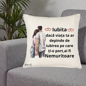 Cadou pentru Iubita - Perna Personalizata Iubita Nemuritoare cu Cuplu Acuarela Roz si Inimi, 40x40 cm, Crem Reliefat, Husa Detasabila, Perna Inclusa, BEKZ®