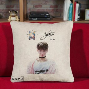 Perna Personalizata K-pop BTS Jungkook Portret cu Ochelari Autograf, 40x40 cm, Bej Canapea, Husa Detasabila, Perna Inclusa, BEKZ®