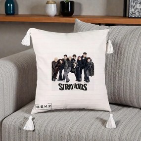 Perna Personalizata K-pop Stray Kids Outfit Negru, 40x40 cm, Bej cu Franjuri, Husa Detasabila, Perna Inclusa, BEKZ®