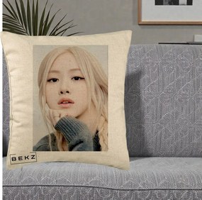 Perna Personalizata K-pop BLACKPINK Rose cu Jucarie de Plus, 40x40 cm, Bej, Husa Detasabila, Perna Inclusa, BEKZ®