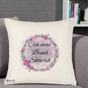 Cadou pentru Soacra - Perna Personalizata Cea mai Buna Soacra cu Coronita Flori Roz si Mov, 40x40 cm, Crem Reliefat, Husa Detasabila, Perna Inclusa, BEKZ®