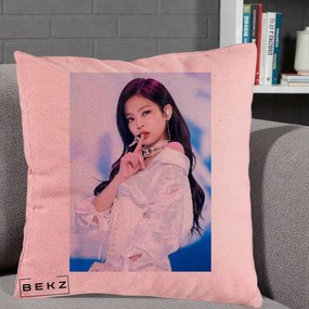 Perna Personalizata K-pop BLACKPINK Jennie Concert Alb cu Microfon, 40x40 cm, Roz, Husa Detasabila, Perna Inclusa, BEKZ®