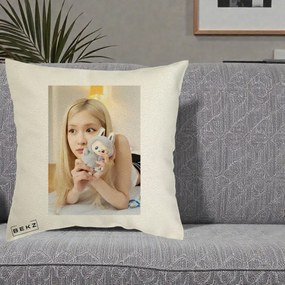 Perna Personalizata K-pop BLACKPINK Rose cu Papusa Iepure, 40x40 cm, Ecru, Husa Detasabila, Perna Inclusa, BEKZ®