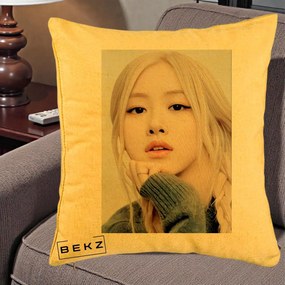 Perna Personalizata K-pop BLACKPINK Rose cu Jucarie de Plus, 40x40 cm, Galben, Husa Detasabila, Perna Inclusa, BEKZ®