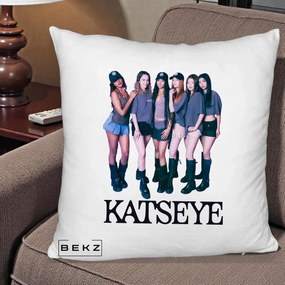Perna Personalizata K-pop KATSEYE Grup Foto Tinute Gri, 40x40 cm, Alb Pufos, Husa Detasabila, Perna Inclusa, BEKZ®