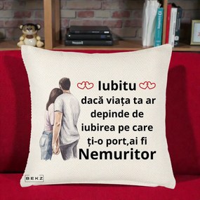 Cadou pentru Iubita - Perna Personalizata Iubitu Nemuritor cu Cuplu Acuarela si Inimi Rosii, 40x40 cm, Crem Reliefat, Husa Detasabila, Perna Inclusa, BEKZ®