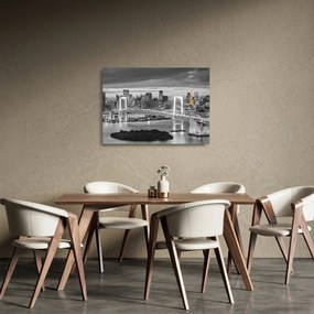 Tablou pe sticlă - Orașul mare cu turnul galben (70x50 cm)