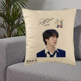 Perna Personalizata K-pop BTS Jin Portret Tinuta Albastra Autograf, 40x40 cm, Bej, Husa Detasabila, Perna Inclusa, BEKZ®