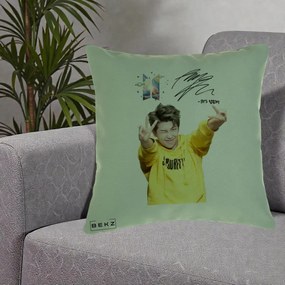 Perna Personalizata K-pop BTS RM Namjoon Hanorac Galben Autograf, 40x40 cm, Verde, Husa Detasabila, Perna Inclusa, BEKZ®