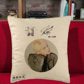Perna Personalizata K-pop BTS Suga Portret cu Autograf, 40x40 cm, Bej, Husa Detasabila, Perna Inclusa, BEKZ®