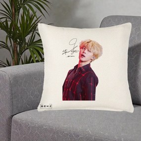 Perna Personalizata K-pop BTS Jimin Portret Artistic par Blond Autograf, 40x40 cm, Crem Reliefat, Husa Detasabila, Perna Inclusa, BEKZ®