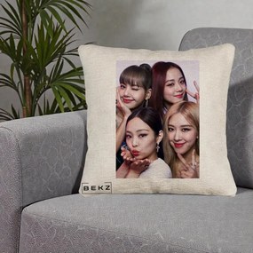 Perna Personalizata K-pop BLACKPINK Foto Grup Selfie 4 Membre, 40x40 cm, Bej Canapea, Husa Detasabila, Perna Inclusa, BEKZ®