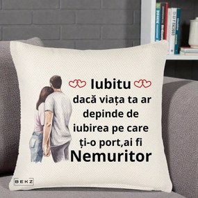 Cadou pentru Iubita - Perna Personalizata Iubitu Nemuritor cu Cuplu Acuarela si Inimi Rosii, 40x40 cm, Crem Reliefat, Husa Detasabila, Perna Inclusa, BEKZ®