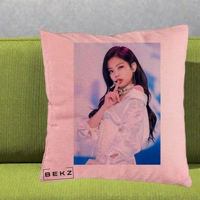 Perna Personalizata K-pop BLACKPINK Jennie Concert Alb cu Microfon, 40x40 cm, Roz, Husa Detasabila, Perna Inclusa, BEKZ®