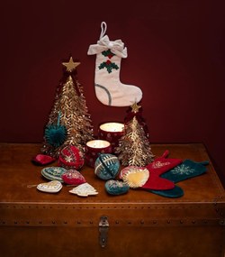 Cufăr decorativ din piele, lemn și alamă, maro, cu nituri decorative, finisaj patinat, 41,5×61,5×61,5 cm, „Studs"
