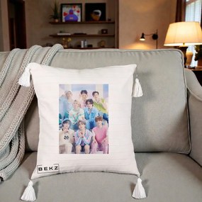 Perna Personalizata K-Pop Grup Foto Pasteluri cu 8 Artisti, 40x40 cm, Bej cu Franjuri, Husa Detasabila, Perna Inclusa, BEKZ®