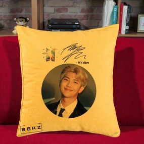 Perna Personalizata K-pop BTS RM Namjoon Portret Cerc cu Autograf, 40x40 cm, Galben, Husa Detasabila, Perna Inclusa, BEKZ®