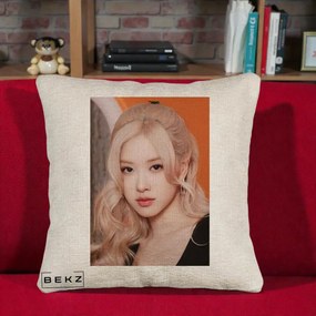 Perna Personalizata K-pop BLACKPINK cu Funda Rosie, 40x40 cm, Bej Canapea, Husa Detasabila, Perna Inclusa, BEKZ®