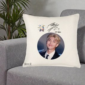 Perna Personalizata K-pop BTS RM Namjoon Portret Cerc cu Autograf, 40x40 cm, Crem Reliefat, Husa Detasabila, Perna Inclusa, BEKZ®