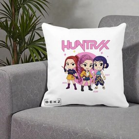 Perna Personalizata K-pop HUNTRX Trio Chibi cu Arme, 40x40 cm, Alba Mata, Husa Detasabila, Perna Inclusa, BEKZ®
