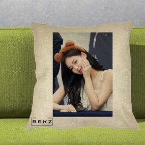 Perna Personalizata K-pop BLACKPINK Jennie Cute cu Diadema Ursulet, 40x40 cm, Crem, Husa Detasabila, Perna Inclusa, BEKZ®