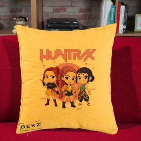 Perna Personalizata K-pop HUNTRX Trio Chibi cu Arme, 40x40 cm, Galben, Husa Detasabila, Perna Inclusa, BEKZ®