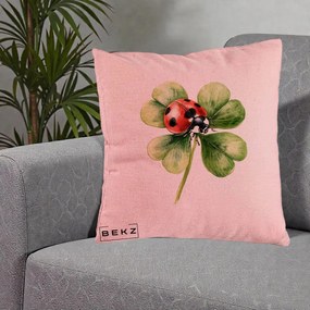 Perna Decorativa Buburuza Norocoasa pe Trifoi cu Patru Foi, 40x40 cm, Roz, Husa Detasabila, Perna Inclusa, BEKZ®