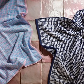 Prosop albastru/roz din amestec de bambus din frotir 50x100 cm Nuance – JUNA