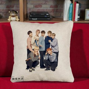 Perna Personalizata K-pop BTS Foto Grup In Picioare Tricoturi, 40x40 cm, Bej Canapea, Husa Detasabila, Perna Inclusa, BEKZ®