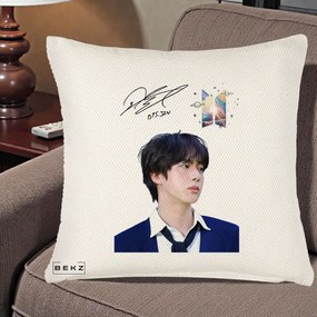 Perna Personalizata K-pop BTS Jin Portret Tinuta Albastra Autograf, 40x40 cm, Crem Reliefat, Husa Detasabila, Perna Inclusa, BEKZ®