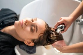 Fotografie Young women customer washing her hair, Nitat Termmee