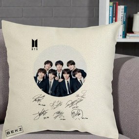 Perna Personalizata K-pop BTS Fotografie Grup Costum Negru si Autografe Cerc, 40x40 cm, Ecru, Husa Detasabila, Perna Inclusa, BEKZ®