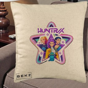Perna Personalizata K-pop HUNTRX Trio Stea cu Pisica, 40x40 cm, Bej, Husa Detasabila, Perna Inclusa, BEKZ®