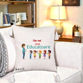 Cadou pentru Educatoare - Perna Personalizata Cea mai Buna Educatoare cu Ilustratie Copii si Educatoare, 40x40 cm, Bej cu Franjuri, Husa Detasabila, Perna Inclusa, BEKZ®
